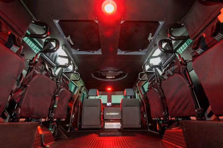 Nói cách khác, CBRN là hệ thống điều hòa và thanh lọc không khí khép kín, cho dù môi trường bên ngoài xe có chịu ảnh hưởng gì đi nữa thì 10 - 12 người ngồi bên trong vẫn có thể hít thở dễ dàng. Một chức năng khác của hệ thống này là phát hiện và đo lường mừng độ khí độc và phóng xạ ở môi trường bên ngoài.