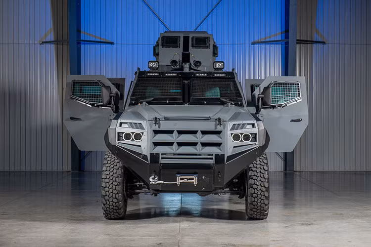 Với những trang bị và khả năng cấu hình như trên, xe bọc thép Roshel Senator sẽ chỉ được phép bán cho các cơ quan chính phủ và lược lượng hành pháp. Tuy nhiên Roshel cũng cho biết hãng cũng sẽ tung ra phiên bản dân dụng với ít trang bị hơn nhằm bán ra thị trường.