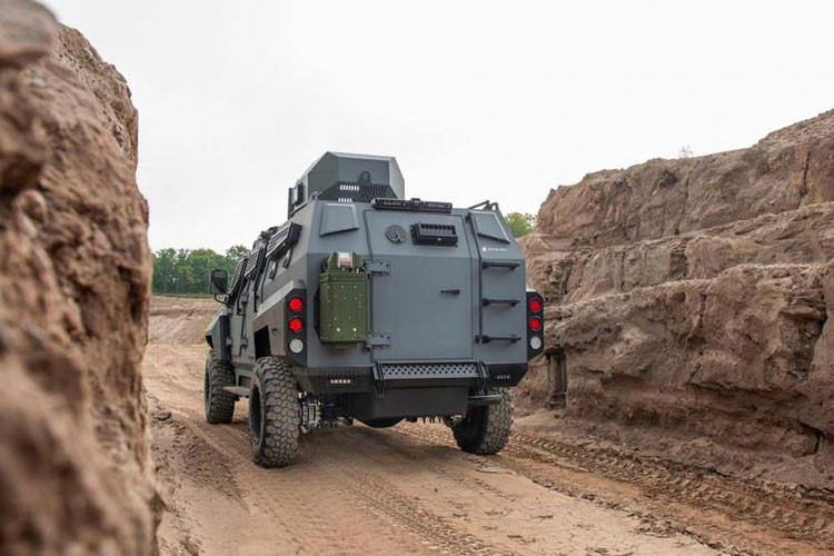 Theo đại diện của Roshel, mẫu Senator về cơ bản không phải là một chiếc SUV bọc thép thông thường mà thiết kế dưới dạng một chiếc bọc thép chở quân (APC). Toàn bộ thân xe được trang bị các tấm thép và kính theo tiêu chuẩn quân đội, có khả năng chống chịu đạn 12.7 mm, sàn xe là loại thép dày, có khả năng chống mìn bộ binh.