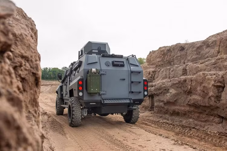 Theo đại diện của Roshel, mẫu Senator về cơ bản không phải là một chiếc SUV bọc thép thông thường mà thiết kế dưới dạng một chiếc bọc thép chở quân (APC). Toàn bộ thân xe được trang bị các tấm thép và kính theo tiêu chuẩn quân đội, có khả năng chống chịu đạn 12.7 mm, sàn xe là loại thép dày, có khả năng chống mìn bộ binh.