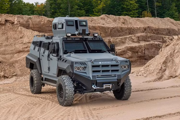 Là xe bọc thép nên Senator sẽ có trọng lượng rất lớn, vì vậy đòi hỏi cần có động cơ cực khỏe. Trái tim của Roshel Senator là khối động cơ diesel 6.7L tăng áp turbo Powerstroke cỉa Ford, sản sinh công suất 450 mã lực tại tua máy 2.800 vòng/phút và mômen xoắn cực đại1.268 Nm tại tua máy 1.600 vòng/phút.