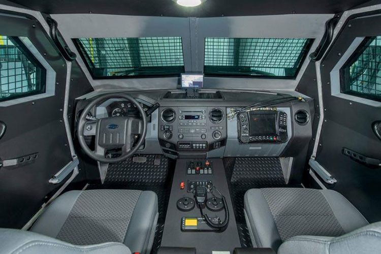 Ngoài lớp thép và kính cường lực bảo vệ người bên trong khỏi tấn công vật lý, Roshel Senator còn được trang bị hệ thống CBRN hiện đại, là viết tắt của Chemical (Hóa học), Biological (Sinh học), Radiological (Phóng xạ) và thậm chí có cả hệ thống chống Nuclear (Hạt nhân).