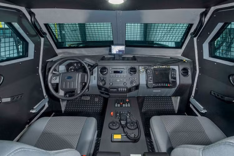 Ngoài lớp thép và kính cường lực bảo vệ người bên trong khỏi tấn công vật lý, Roshel Senator còn được trang bị hệ thống CBRN hiện đại, là viết tắt của Chemical (Hóa học), Biological (Sinh học), Radiological (Phóng xạ) và thậm chí có cả hệ thống chống Nuclear (Hạt nhân).