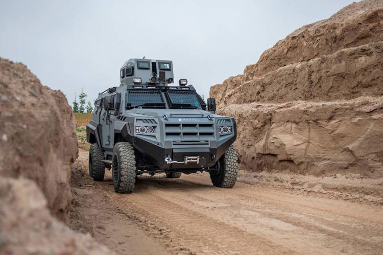 Thú chơi xe bọc thép của đại gia lắm tiền, nhiều của ngày càng tăng cao cũng là cơ hội cho các nhà sản xuất dòng xe này thỏa sức "tung hoành". Mới đây, Roshel Defence Solutions, nhà sản xuất xe bọc thép khủng đến từ Canada đã cho ra đời mẫu xe SUV bọc thép Senator.