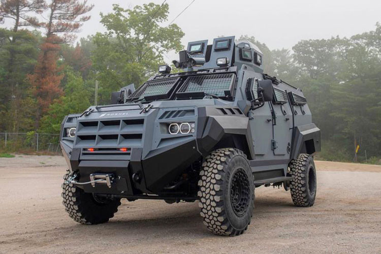 Chiếc Roshel Senator chống đạn mới này cũng được trang bị sẵn các lỗ châu mai, cửa thoát hiểm và trên trần xe là ụ lắp súng. Các trang bị này cho phép Roshel trở thành một chiếc xe đa dụng và thích hợp với nhiều loại nhiệm vụ khác nhau.