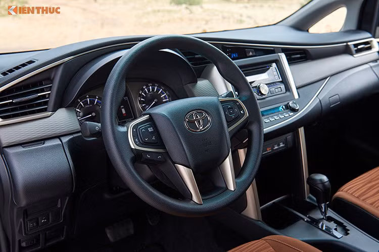 Nội thất bên trong của Toyota Innova mới cũng được cải tiến khá nhiều với 1 màn hình cảm ứng cỡ lớn hỗ trợ lệnh bằng giọng nói và Bluetooth. Vô-lăng 4 chấu tích hợp nhiều phím chức năng. Phiên cao cấp nhất được trang bị hệ thống kiểm soát nhiệt độ tự động, cửa sổ tự động và chìa khóa thông minh, Camera lùi,...