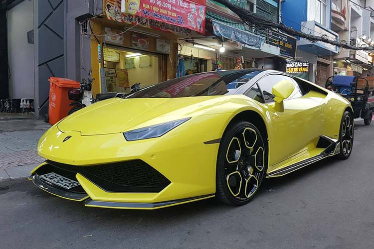Trong số hơn 15 chiếc siêu xe Lamborghini Huracan LP610-4 đang lăn bánh tại Việt Nam chỉ có đúng duy nhất một chiếc được đăng ký biển số của Đà Nẵng. Khá đáng tiếc là sau hơn 3 năm sở hữu chiếc Lamborghini Huracan này, doanh nhân Đà thành đã bán lại cho một người yêu xe tạiSài Gòn.