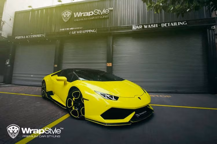 Ngoài biển số siêu đẹp, chiếc Lamborghini Huracan LP610-4 này còn có gói độ ngoại thất Verona Edizione của hãng độ Vorsteiner đến từ Mỹ. Gói độ này có thêm các chi tiết bằng carbon chẳng hạn như cánh lướt gió phía trước, nẹp sườn bên hông và cánh gió đuôi cố định phía sau.