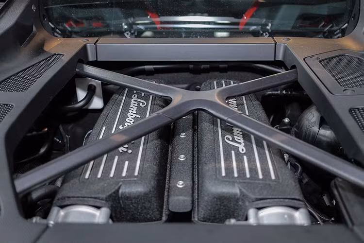 Siêu xe Lamborghini Huracan LP610-4 mang biển "san bằng tất cả" của Đà Nẵng sử dụng động cơ V10, dung tích 5.2 lít, sản sinh công suất tối đa 610 mã lực và mô-men xoắn cực đại 560 Nm. Chiếc xe này được chủ nhân độ lại hệ thống ống xả của Capristo.