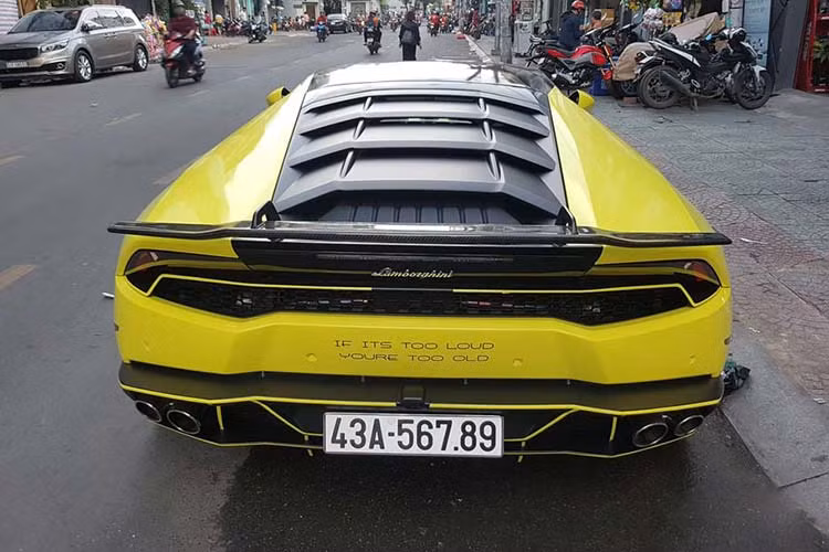 Mức giá xe Lamborghini Huracan LP610-4 mang biển Đà Nẵng là hơn 12 tỷ đồng. Người rao bán cũng không quên nhấn vào ưu điểm của "siêu bò" này chính là biển số 56789 hay còn được giới đam mê biển đọc thành "san bằng tất cả". Đây được xem là "trùm cuối" của biển sảnh.
