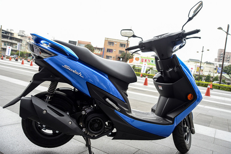 Mẫu xe tay ga Suzuki Swish bản 2018 này được áp dụng ngôn ngữ thiết kế thể thao với các đường nét góc cạnh và năng động hơn hẳn. Với kiểu dáng mới, xe gợi liên tưởng về chiếc Yamaha Cyprus huyền thoại.