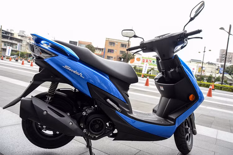 Mẫu xe tay ga Suzuki Swish bản 2018 này được áp dụng ngôn ngữ thiết kế thể thao với các đường nét góc cạnh và năng động hơn hẳn. Với kiểu dáng mới, xe gợi liên tưởng về chiếc Yamaha Cyprus huyền thoại.