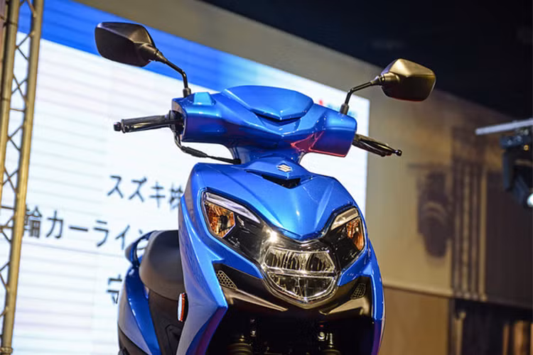 Đầu xe là nơi nhận được nhiều tinh chỉnh nhất so với "người tiền nhiệm". Cụm đèn pha 2 tầng được đặt xuống phía dưới phần mặt nạ, tích hợp cùng đèn báo rẽ hai bên tạo nên được hốc gió giả trên đầu xe không chỉ cải thiện khí động học mà còn tăng tính thẩm mỹ cho xe.