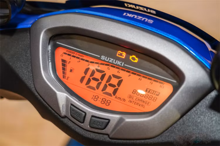 Cụm đồng hồ trên xe thiết kế hoàn toàn dạng kỹ thuật số, với màn hình lcd đơn sắc hiển thị đầy đủ các thông số cũng như cảnh báo về tốc độ, lượng nhiên liệu, vòng tua máy... cùng các nút bấm đơn giản.