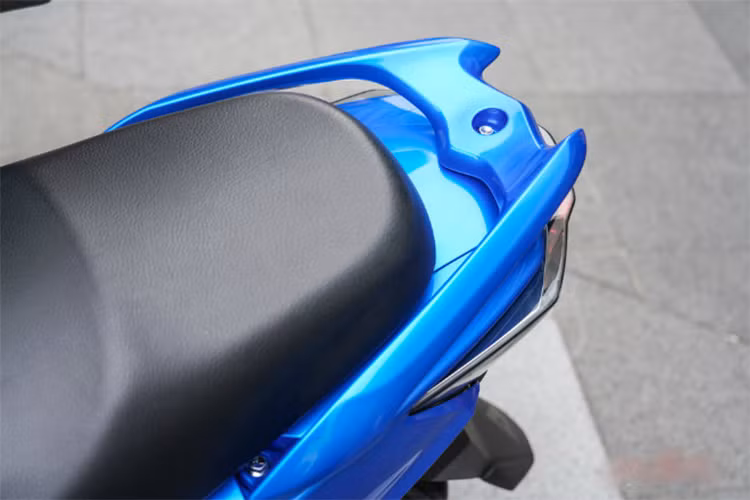 Chiếc xe ga Swish mới nhà Suzuki sở hữu chiều dài, rộng, cao lần lượt là 1.870 x 650 x 1.160 mm, trục cơ sở 1.265 mm, khoảng sáng gầm xe 160 mm, chiều cao yên xe so với mặt đất 780 mm, trọng lượng 102 kg.