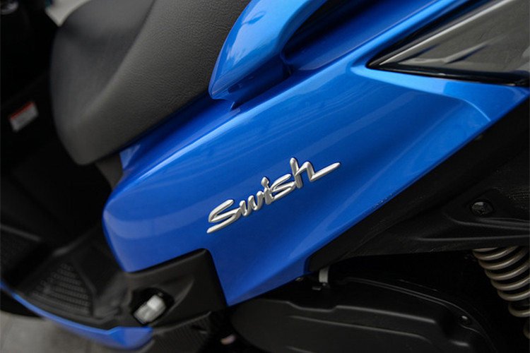 Khu vực để chân làm bằng nhựa đen cứng, rộng rãi, phía trên là một hộc đựng đồ khá tiện dụng. Xe được trang bị phuộc lồng trước với vỏ chắn cụp, trong khi phía sau là bộ giảm xóc đơn. Bộ mâm xe có kích thước 10-inch, sử dụng hệ thống phanh đĩa trước và phanh trống sau.