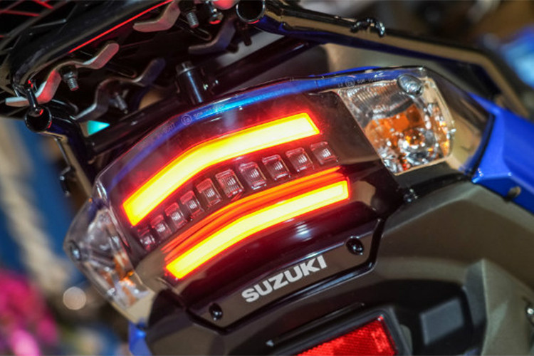 Phía sau, đèn hậu và đèn xi-nhan sau cũng được tích hợp vào thân xe. Yên ngồi sau được nâng lên và có phần tay rắt được tách đôi. Chỗ để chân cho người ngồi sau cũng được tích hợp vào luôn vào thân xe.