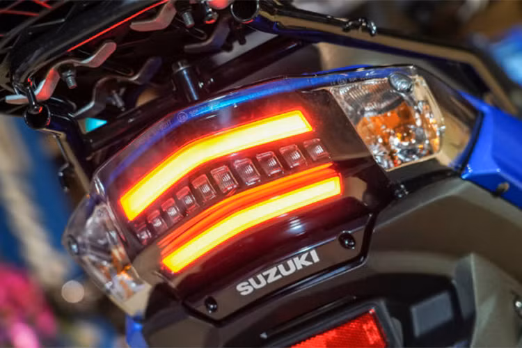 Phía sau, đèn hậu và đèn xi-nhan sau cũng được tích hợp vào thân xe. Yên ngồi sau được nâng lên và có phần tay rắt được tách đôi. Chỗ để chân cho người ngồi sau cũng được tích hợp vào luôn vào thân xe.