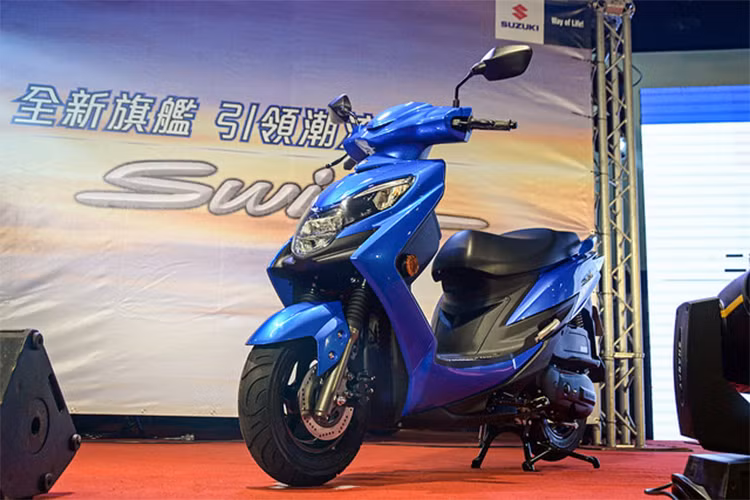 Sau khi xuất hiện tại Tokyo Motor Show 2017, mẫu xe ga Suzuki Swish 125 phiên bản mới đã chính thức cập bến thị trường Đài Loan. Đây được xem là mẫu xe tay ga giá rẻ của thương hiệu Suzuki nhắm đến các đối tượng khách hàng trẻ tuổi, cá tính.
