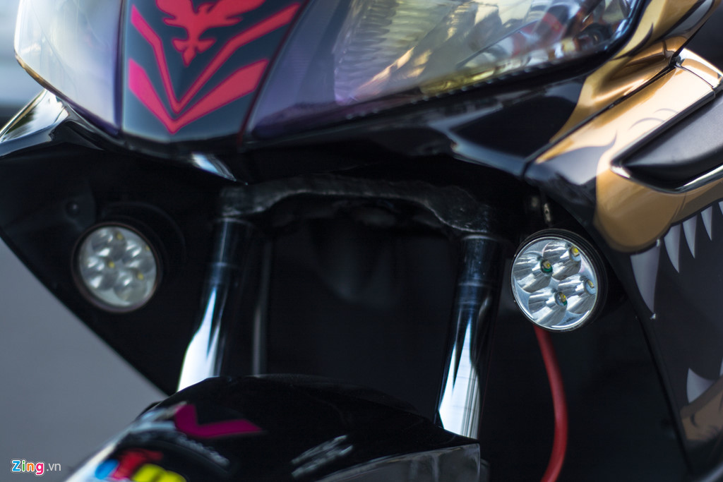 Một cặp đèn LED trợ sáng L4 cũng được trang bị nhằm phục vụ những chuyến đi xa vào ban đêm cũng được trang bị cho chiếc xe tay ga Honda Air Blade độ khủng này.