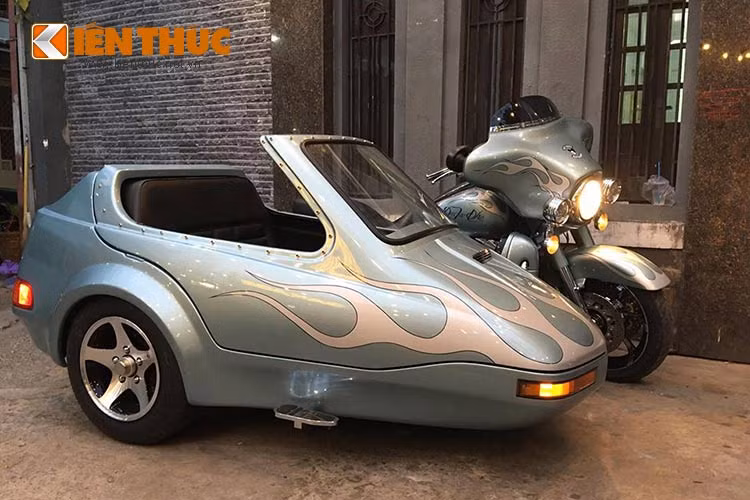 Không chỉ có vậy, nó còn được sơn với cùng tông màu của chiếc xe với dàn "tem lửa" cực kỳ bắt mắt ở phía trước, tem đấu phía sau...