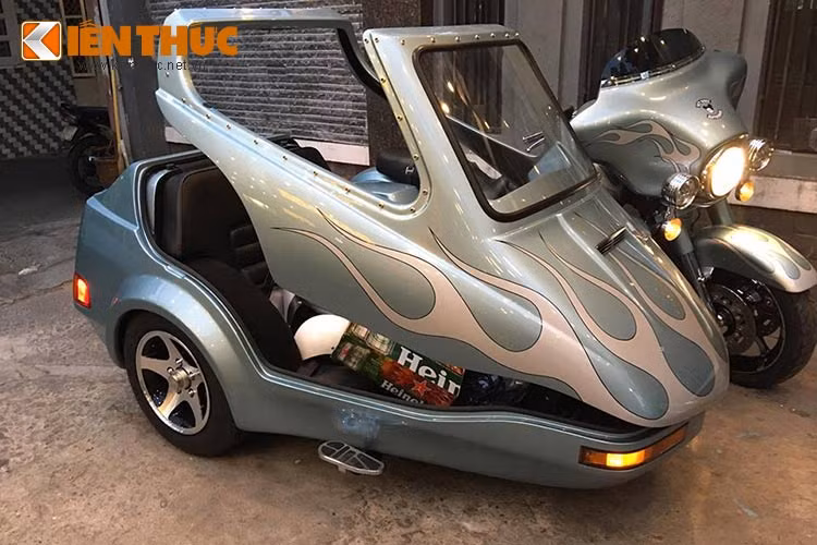 Việc vào thùng xe sẽ như thế nào...? Khá tiện lợi khi nó được thiết kế mui dạng mở kiểu "cánh chim" y hệt siêu xe, bên cạnh đó nếu như trời mưa hay nắng bạn cũng có thể che bằng mui bạt được kéo từ sau ra trước.