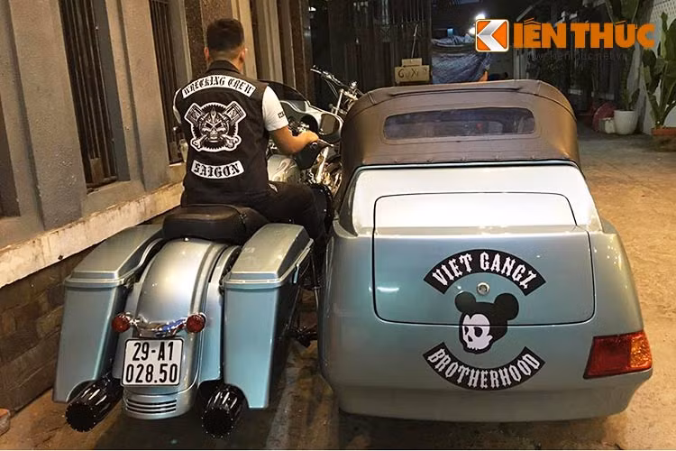 Xe còn được trang bị cốp lớn phía sau để dựng đồ đạc mỗi khi di chuyển, cùng khóa ở đuôi thùng xe. Nhìn từ phía sau chiếc xe mang hình hài mới cùng bộ "thuyền sidecar" vô cùng lạ mắt và ấn tượng.