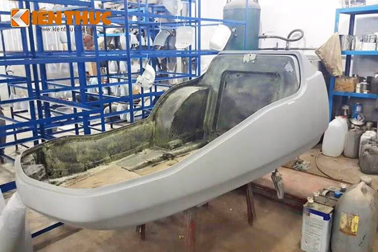 "Thuyền sidecar" nhập khẩu nguyên bản màu đen, được thợ độ tại TP HCM sau đó bả ma tít, sơn lại cho cùng tông màu sao cho phù hợp với màu sắc, vóc dáng của chiếc xe cũng như bộ khung một cách chi tiết và khoa học nhất.
