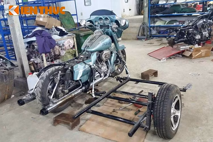 Qua tay một thợ độ có tiếng tại TP HCM, chiếc xe trước khi lên "thuyền sidecar" được lắp một bộ khung "hàng thửa" hoàn toàn mới, đi kèm với nó là các trang bị như; thanh giằng, khớp nối, giảm sóc...