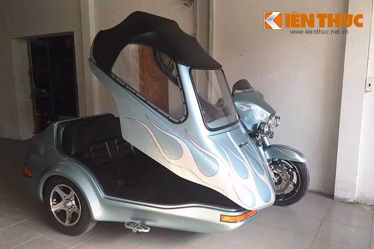 Bên cạnh chiếc "thuyền sidecar", chiếc Harley Street Glide CVO còn được trang bị thêm một lốp cỡ lớn với mâm ôtô nhập khẩu "hàng thửa" kèm theo. Trên thùng còn được thiết kế bậc lên xuống khá tiện dụng cho người sử dụng.