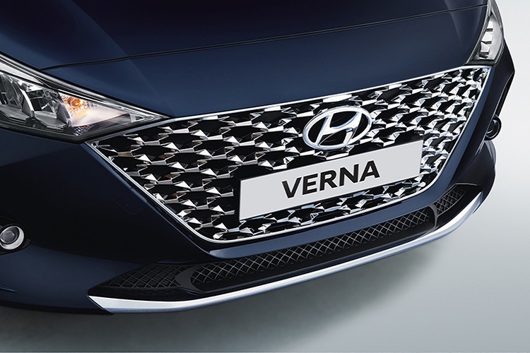 Cản trước của xe hầm hố hơn với tấm ốp bảo vệ gầm giả, cụm đèn pha LED ấn tượng hơn, đi kèm dải đèn LED định vị ban ngày, lưới tản nhiệt góc cạnh và rộng hơn cùng hốc đèn sương mù trước hình tam giác. Bên sườn, Hyundai Accent 2020 tại Ấn Độ được bổ sung bộ vành hợp kim 16 inch mới với thiết kế 5 chấu và phối 2 tông màu thể thao.