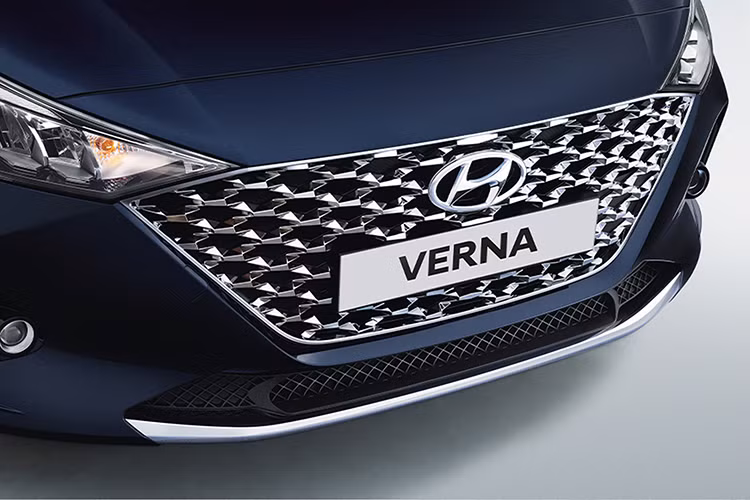 Cản trước của xe hầm hố hơn với tấm ốp bảo vệ gầm giả, cụm đèn pha LED ấn tượng hơn, đi kèm dải đèn LED định vị ban ngày, lưới tản nhiệt góc cạnh và rộng hơn cùng hốc đèn sương mù trước hình tam giác. Bên sườn, Hyundai Accent 2020 tại Ấn Độ được bổ sung bộ vành hợp kim 16 inch mới với thiết kế 5 chấu và phối 2 tông màu thể thao.