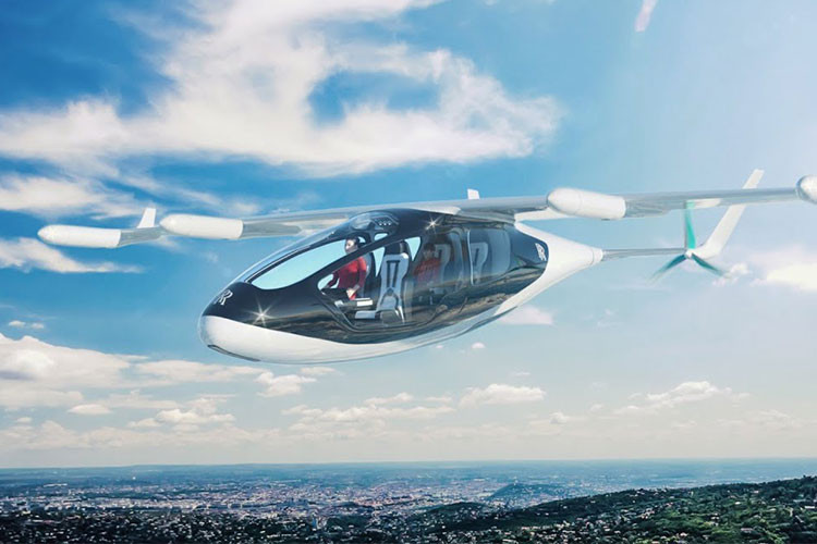 Theo Reuters, hãng sản xuất động cơ Rolls-Royce đến từ Anh đã thiết kế một hệ thống đẩy dành cho taxi bay và đang tìm kiếm đối tác cùng tham gia với hy vọng hoàn thiện và thương mại hóa dự án ngay từ đầu thập kỷ tới.