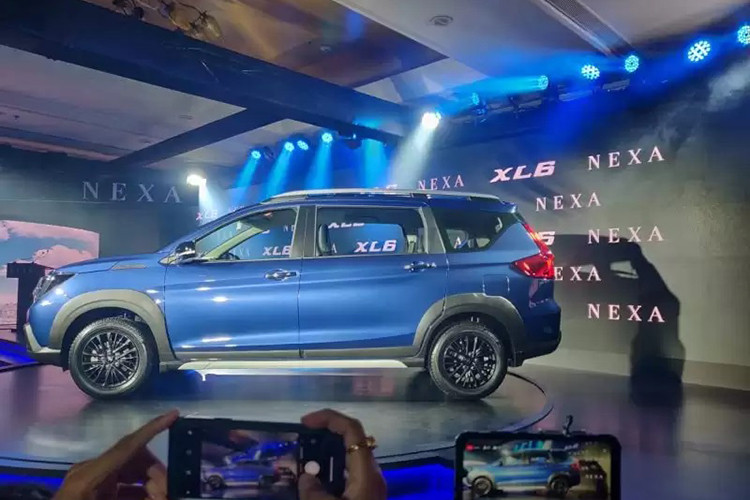 So với Ertiga thế hệ mới, xe giá rẻ Suzuki XL6 2019 sở hữu thiết kế ngoại thất táo bạo, "cơ bắp" và rắn rỏi hơn. Bản thân kích thước của mẫu MPV này cũng được điều chỉnh so với Ertiga tiêu chuẩn. Theo đó, Suzuki XL6 2019 sở hữu chiều dài 4.445 mm, rộng 1.775 mm, cao 1.700 mm, chiều dài cơ sở 2.740 mm và bán kính vòng quay 5,2 m.