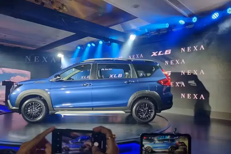 So với Ertiga thế hệ mới, xe giá rẻ Suzuki XL6 2019 sở hữu thiết kế ngoại thất táo bạo, "cơ bắp" và rắn rỏi hơn. Bản thân kích thước của mẫu MPV này cũng được điều chỉnh so với Ertiga tiêu chuẩn. Theo đó, Suzuki XL6 2019 sở hữu chiều dài 4.445 mm, rộng 1.775 mm, cao 1.700 mm, chiều dài cơ sở 2.740 mm và bán kính vòng quay 5,2 m.