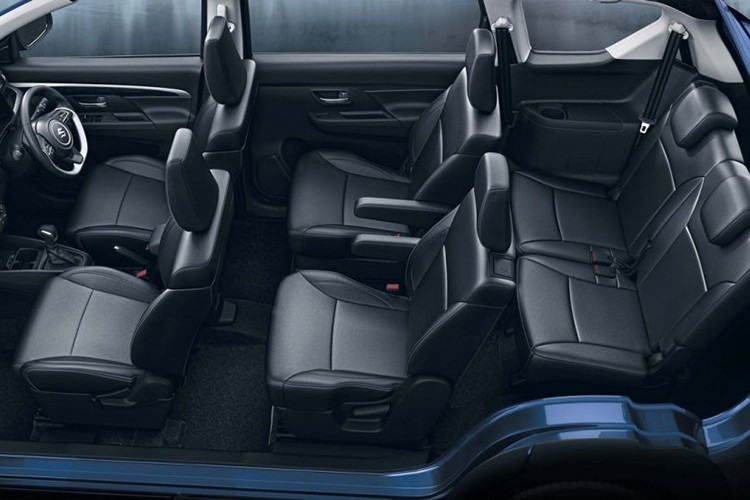 Vì là MPV cao cấp nên Suzuki XL6 2019 được trang bị khá tốt với hệ thống thông tin giải trí SmartPlay Studio mới, đi kèm màn hình cảm ứng 7 inch, hỗ trợ Android Auto và Apple CarPlay. Tiếp đến là những trang bị đáng chú ý khác như đèn pha và cần gạt mưa tự động, dải đèn LED định vị ban ngày, mở cửa không cần chìa khóa, nút bấm khởi động máy, điều hòa tự động, cửa gió điều hòa hàng ghế sau và ghế lái chỉnh độ cao.