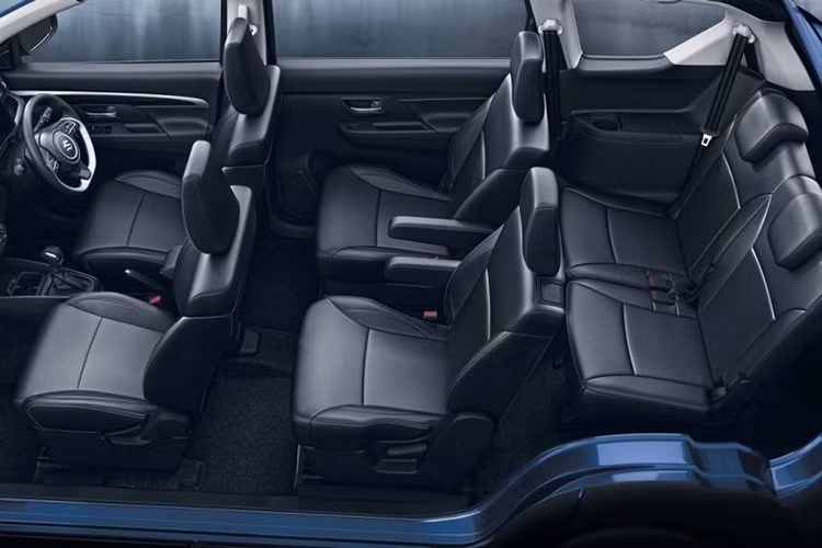 Vì là MPV cao cấp nên Suzuki XL6 2019 được trang bị khá tốt với hệ thống thông tin giải trí SmartPlay Studio mới, đi kèm màn hình cảm ứng 7 inch, hỗ trợ Android Auto và Apple CarPlay. Tiếp đến là những trang bị đáng chú ý khác như đèn pha và cần gạt mưa tự động, dải đèn LED định vị ban ngày, mở cửa không cần chìa khóa, nút bấm khởi động máy, điều hòa tự động, cửa gió điều hòa hàng ghế sau và ghế lái chỉnh độ cao.