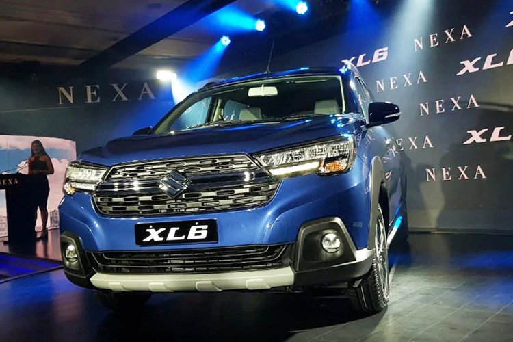 Bên ngoài, mẫu xe MPV Suzuki XL6 2019 được trang bị đầu xe nổi bật hơn với cụm đèn pha LED sắc sảo và phức tạp hơn, tích hợp dải đèn LED định vị ban ngày. Nằm giữa cụm đèn pha dành riêng cho Suzuki XL6 2019 là lưới tản nhiệt hình lục giác cỡ lớn hơn và nằm thẳng đứng hơn với nan mạ crôm kép nối với logo của nhà sản xuất.