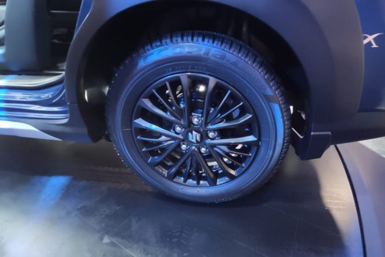 Nẹp màu đen bao quanh cụm đèn sương mù trước sẽ kéo dài sang bên sườn, ôm lấy chắn bùn "cơ bắp" hơn. Bên dưới bậc cửa còn có ốp trang trí màu bạc mới. Vỏ gương ngoại thất và bộ vành hợp kim 15 inch màu đen cũng như baga nóc màu bạc là những điểm nhấn khác trong thiết kế sườn xe của Suzuki XL6 2019. 