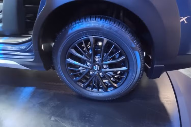 Nẹp màu đen bao quanh cụm đèn sương mù trước sẽ kéo dài sang bên sườn, ôm lấy chắn bùn "cơ bắp" hơn. Bên dưới bậc cửa còn có ốp trang trí màu bạc mới. Vỏ gương ngoại thất và bộ vành hợp kim 15 inch màu đen cũng như baga nóc màu bạc là những điểm nhấn khác trong thiết kế sườn xe của Suzuki XL6 2019. 