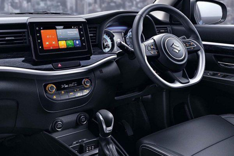 Trong khi đó, thiết kế nội thất của Suzuki XL6 2019 lại gần như giống hệt Ertiga mới. Hãng Suzuki chỉ bổ sung một số điểm nhấn riêng cho phiên bản cao cấp hơn của Ertiga 2019 như nội thất màu đen tuyền, tương phản với những chi tiết ốp trang trí bằng nhôm. Trên mặt táp-lô còn có những chi tiết ốp màu đen bóng.