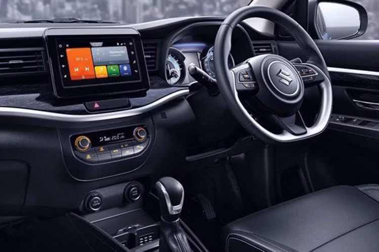 Trong khi đó, thiết kế nội thất của Suzuki XL6 2019 lại gần như giống hệt Ertiga mới. Hãng Suzuki chỉ bổ sung một số điểm nhấn riêng cho phiên bản cao cấp hơn của Ertiga 2019 như nội thất màu đen tuyền, tương phản với những chi tiết ốp trang trí bằng nhôm. Trên mặt táp-lô còn có những chi tiết ốp màu đen bóng.