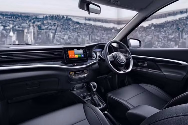 Bước vào bên trong Suzuki XL6 2019, người lái được chào đón bằng không gian nội thất màu đen tuyền thay vì be như Ertiga. Đặc biệt, mẫu MPV này chỉ có nội thất 6 chỗ thay vì 7 chỗ như Ertiga. Ở hàng giữa của Suzuki XL6 2019 xuất hiện 2 ghế độc lập được trang bị tiêu chuẩn, mang đến cảm giác thoải mái và sang trọng hơn.