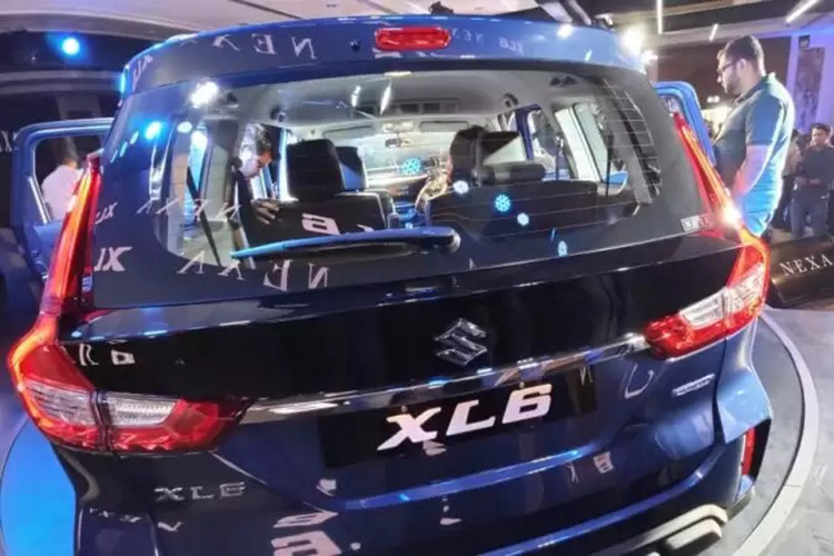 Ngoài ra, Suzuki XL6 2019 còn có hốc gió trước rộng hơn, cản trước dày dặn hơn, cụm đèn sương mù chuyển sang vị trí mới và chi tiết giả tấm ốp bảo vệ gầm theo phong cách SUV. Phía sau xe không có nhiều thay đổi so với Ertiga tiêu chuẩn, trừ cụm đèn hậu LED và cản sau khác biệt, tích hợp đèn phản quang nằm dọc và chi tiết giả tấm ốp bảo vệ gầm màu bạc.