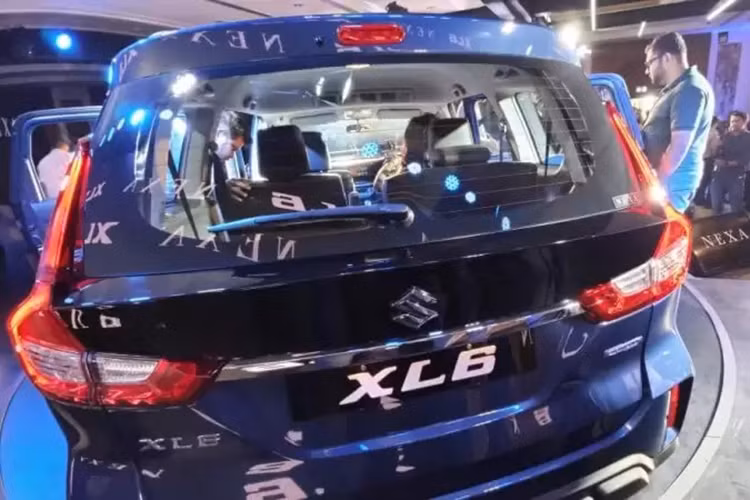 Ngoài ra, Suzuki XL6 2019 còn có hốc gió trước rộng hơn, cản trước dày dặn hơn, cụm đèn sương mù chuyển sang vị trí mới và chi tiết giả tấm ốp bảo vệ gầm theo phong cách SUV. Phía sau xe không có nhiều thay đổi so với Ertiga tiêu chuẩn, trừ cụm đèn hậu LED và cản sau khác biệt, tích hợp đèn phản quang nằm dọc và chi tiết giả tấm ốp bảo vệ gầm màu bạc.