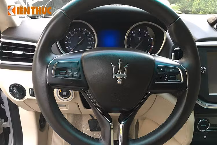 Nội thất của Ghibli S Q4 được trang bị ghế ngồi thể thao, đồng hồ Maserati mặt xanh truyền thống, màn hình trung tâm cảm ứng 8,4 inch cùng nhiều chi tiết dùng vật liệu đắt tiền như da, nhôm và carbon.