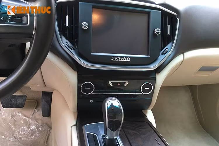 Nếu so sánh con số 4,7 tỷ đồng với giá bán chính hãng 5,8 tỷ đồng thì đây hoàn toàn có thể được coi là một mức giá hời. Theo như chia sẻ của người bán thì anh đang "Cần tiền mua Chevrolet Corvette nên bán hàng hiếm".