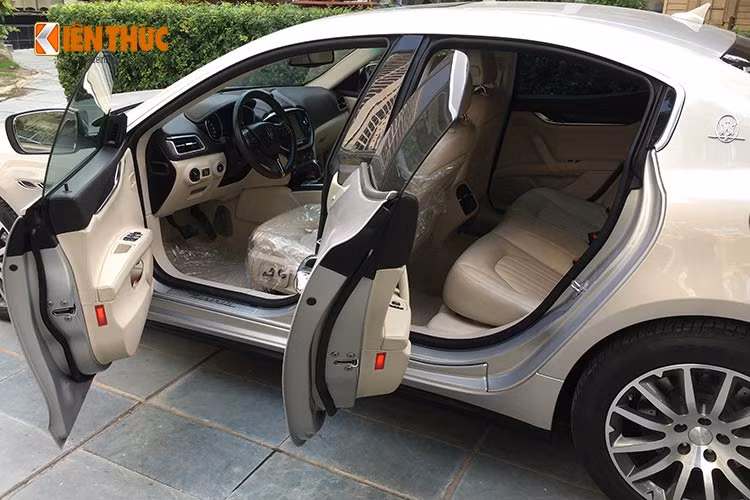 Maserati Ghibli S Q4 sử dựng động cơ tăng áp kép V6 3.0 lít sản sinh 415 mã lực, đi kèm với hệ truyền động 4 bánh toàn thời gian và hộp số tự động 8 cấp. Thời gian chạy nước rút của xe từ 0 – 100 km/h trong vòng 4.8 giây trước khi đạt vận tốc tối đa 281 km/h.