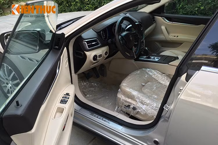 Phần đầu của xe được trang bị đèn LED định vị, kết hợp với đèn pha dạng projector. Mẫu sedan này được trang bị vành 18 inch đa chấu cả trước và sau, kích thước lốp phía trước 235/50 R18 và 235/50 R18 ở phía sau.