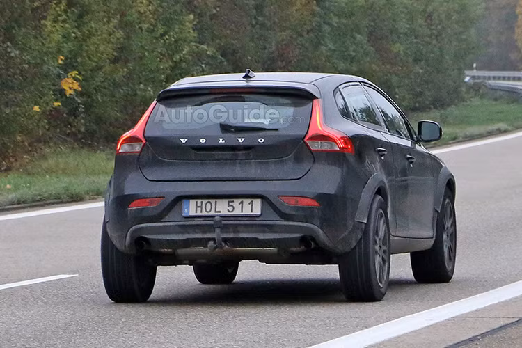 Tuy nhiên dòng động cơ cao cấp nhất của XC40 lại là loại hybrid sạc điện có tên T5 Twin với công suất tối đa 180 mã lực từ động cơ và 74 mã lực từ mô tơ điện. Chúng ta cùng chờ 1 năm nữa để xem mẫu xe này sẽ hoàn thiện đến mức nào, còn hiện tại vẫn chỉ là tin đồn.